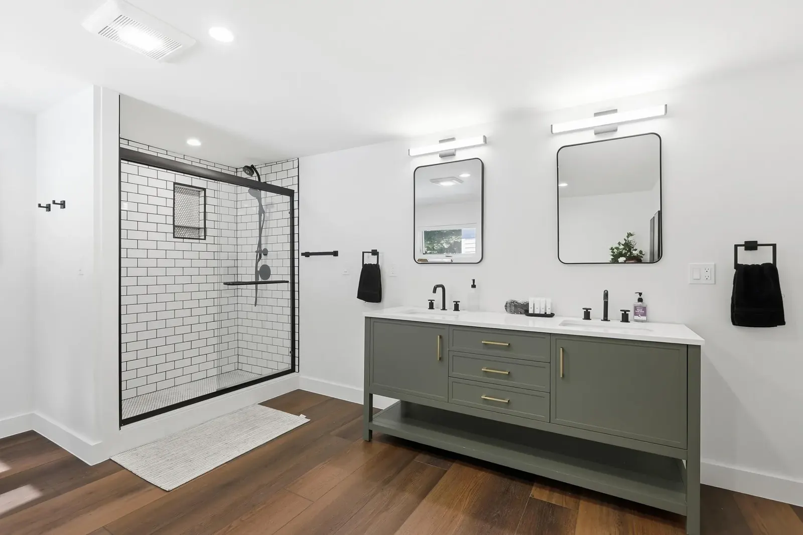 Bedrooms & bathrooms